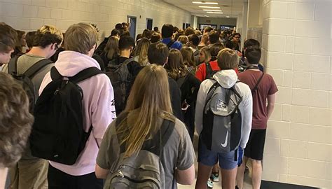 Crowd, inside the school: in the hallway, between classes - sound effect