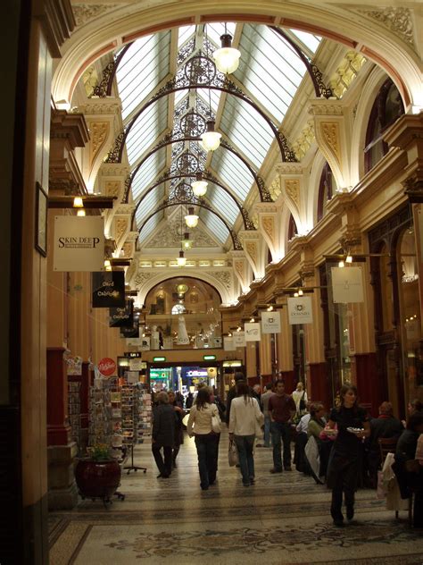 Shopping arcade: the fountain is working, the noise of the crowd - sound effect
