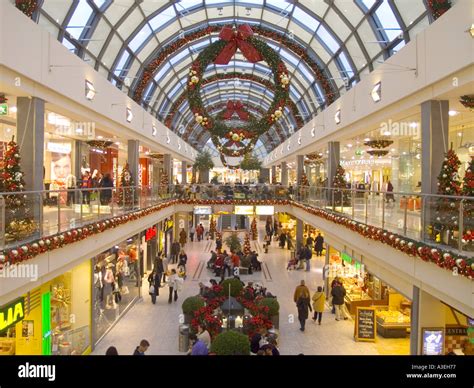 Shopping arcade: the fountain is working, the noise of the crowd - sound effect