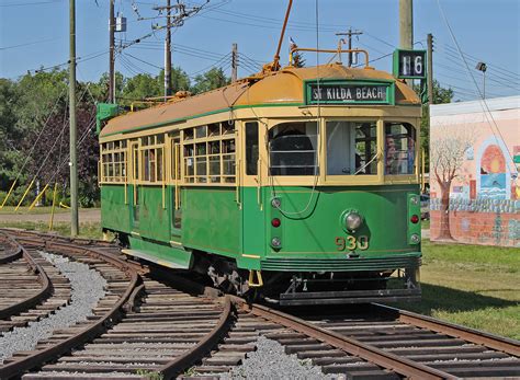 Tram is old: bell rings several times - sound effect