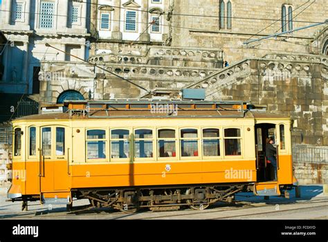 Tram old: doors, opening and closing - sound effect