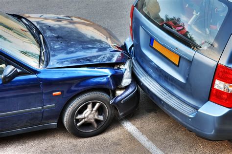 Hitting a car bumper - sound effect