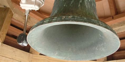 Church bell strikes (outside, echo) - sound effect