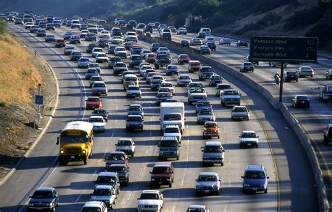 Street traffic: sleet, slush - sound effect