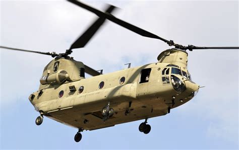 Boeing ch-47 chinook helicopter: flying overhead - sound effect