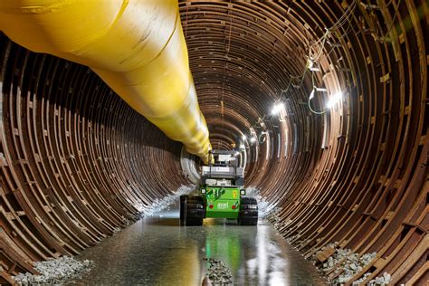 Movement of a mechanical robot in a tunnel - sound effect