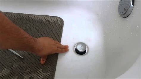 Water, removing the rubber plug - sound effect