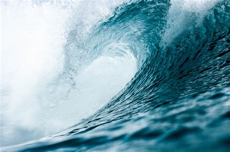 Water, light ocean waves, surf, coast (2) - sound effect
