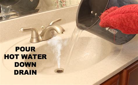 Water pours and runs down the sink (20 sec) - sound effect