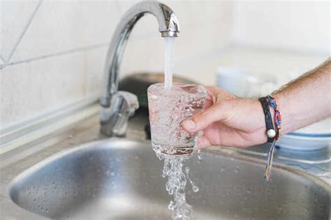 Water, porcelain sink filling, fast - sound effect