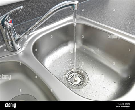 Water, porcelain sink filling, fast - sound effect