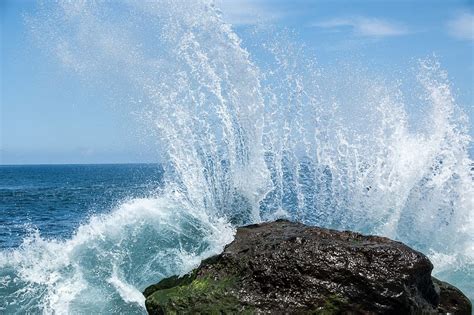 Water, ocean waves hitting rocks, surf - sound effect