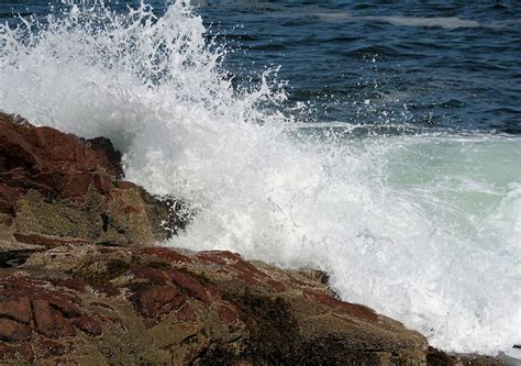 Water, ocean waves hitting rocks, surf - sound effect