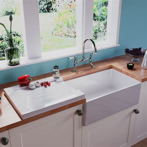 Water draining porcelain sink - sound effect