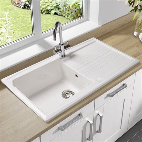 Water draining porcelain sink - sound effect