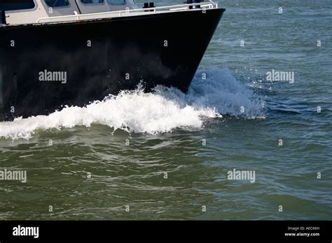 Water cut by the bow of the boat when moving, sea (3) - sound effect