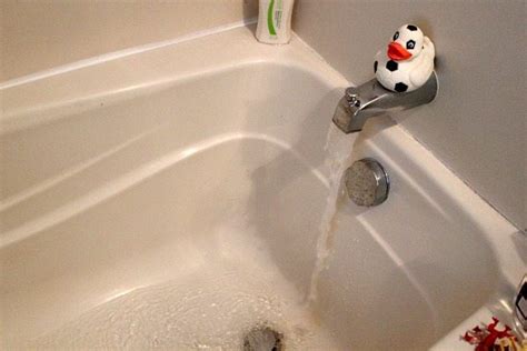 Water flows quickly, tub is partially filled - sound effect
