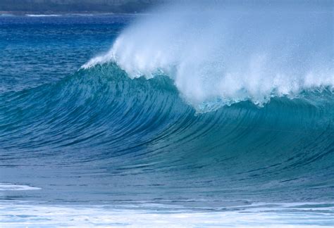 Water, waves splashing hard, surf, coast (2) - sound effect