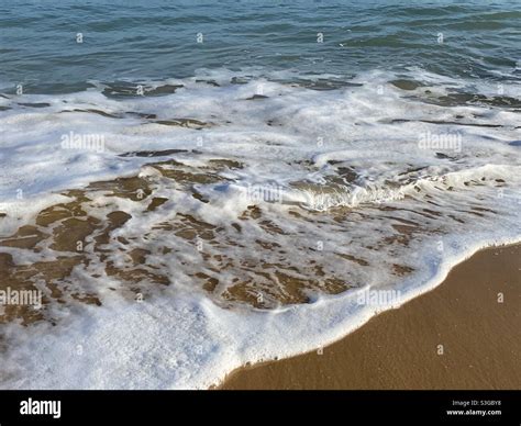 Water, waves lapping hard, surf, coast - sound effect