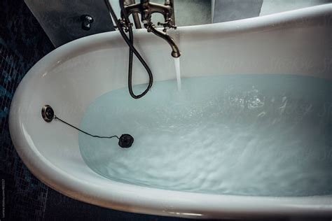 Water, filling the tub with water - sound effect