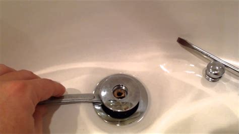 Water, the plug is removed from the bath - sound effect