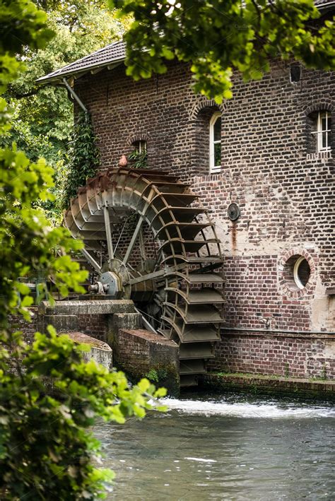Water mill: wheel creak - sound effect