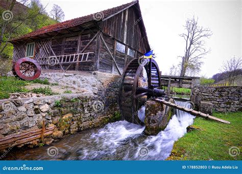 Water mill: hitting the blades on the water - sound effect