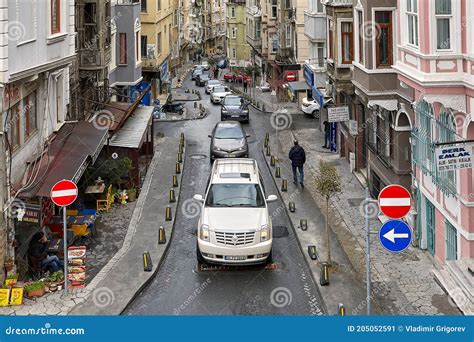 Traffic on a narrow street during the daytime, summer - sound effect