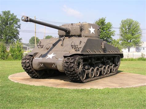 Sherman military tank: moving - sound effect