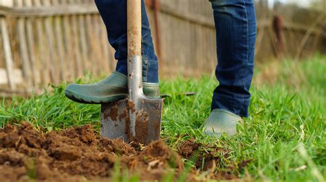 Digging up the earth in the garden - sound effect
