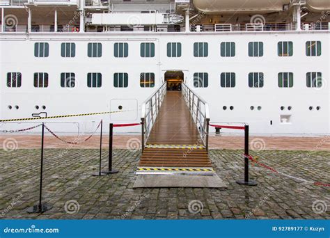 Ship's entrance to the docks - sound effect