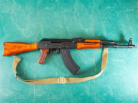 Shots from the ak-47: burst and single - sound effect