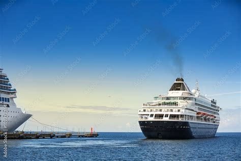 Ship leaving the docks - sound effect