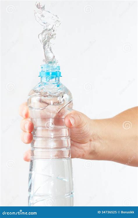 Shaking, shaking the liquid in the bottle - sound effect