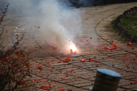 Explosions of firecrackers (5 times) - sound effect