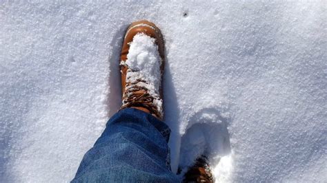 Walking in the snow, the crunch of the snow - sound effect