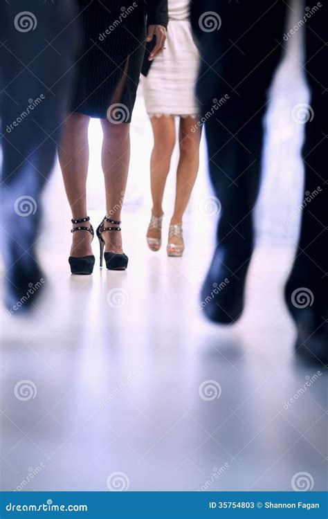 Walking people along the corridor, sound of heels - sound effect