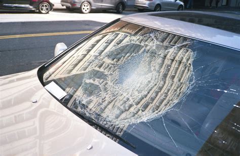 Crunch and destruction of windshield of car - sound effect