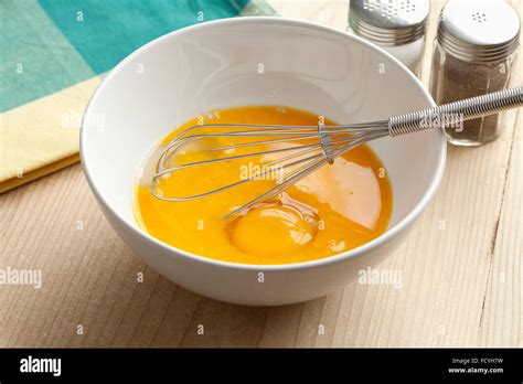 Eggs are beaten in a bowl (3) - sound effect