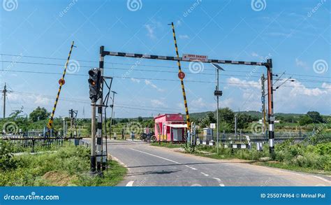 Railway crossing: call, train approach - sound effect