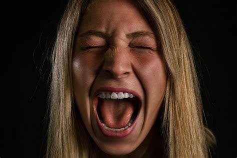 Women's screams with the effect of reverse echo - sound effect