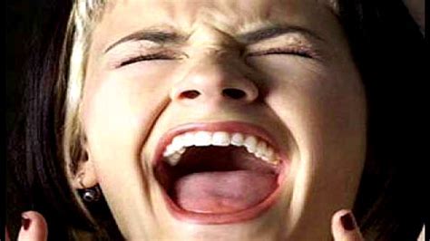 Female scream with echo effect - sound effect