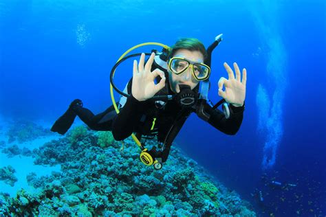 Scuba diver sound: diving and breathing underwater