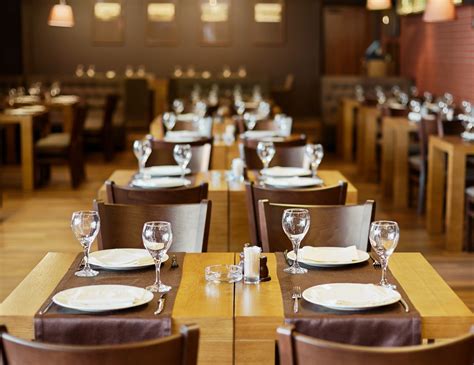 Sound of a large restaurant: visitors, dishes clinking
