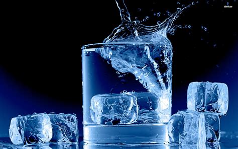 Sound of ice cubes in a glass