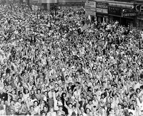 Sound of the cheering crowd after the battle (victory)