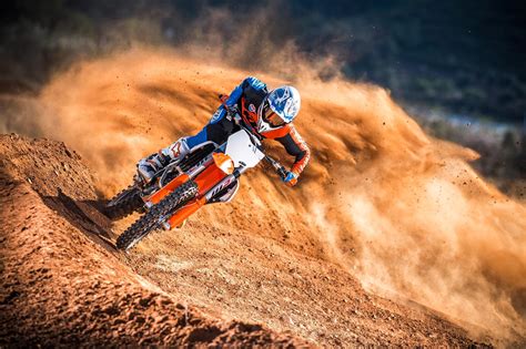 Motocross sound: honda motorcycle passing by (fast)