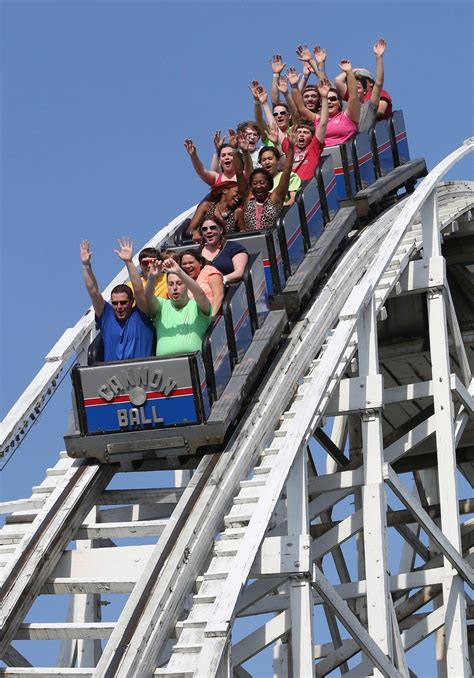 Rollercoaster sound: carts passing, screaming (2)