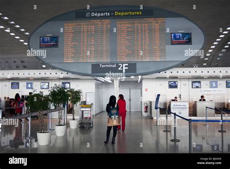 Announcement at the airport terminal - sound effect