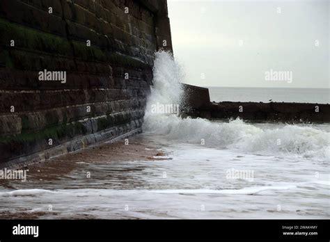 Sound of ocean waves hitting the wall